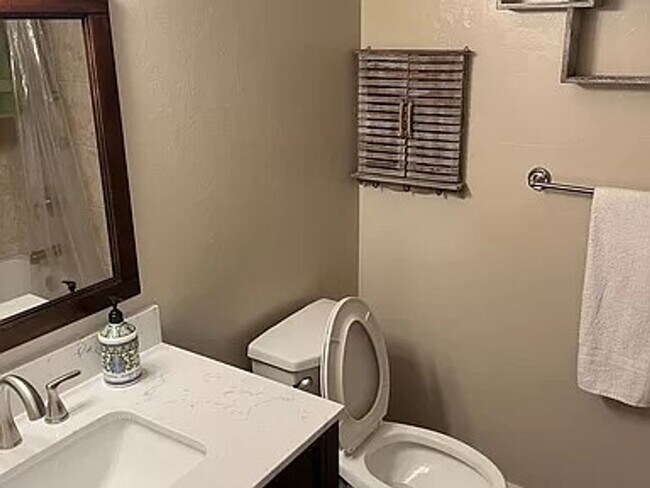 Building Photo - Spacious Home on a Large Lot in Villa Loma...