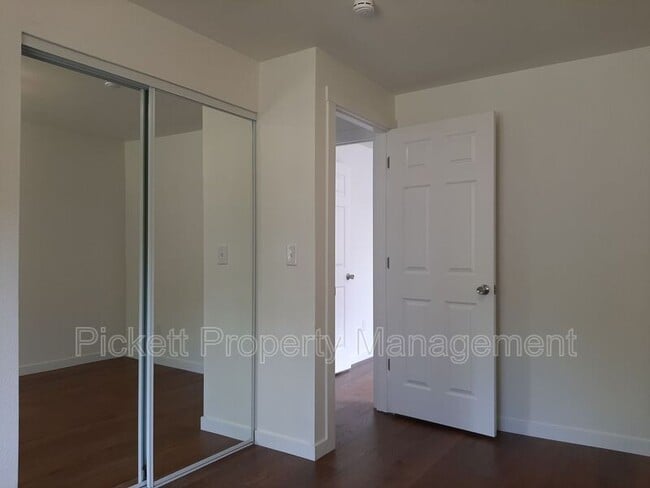 Building Photo - 212 NE Torval Canyon Rd