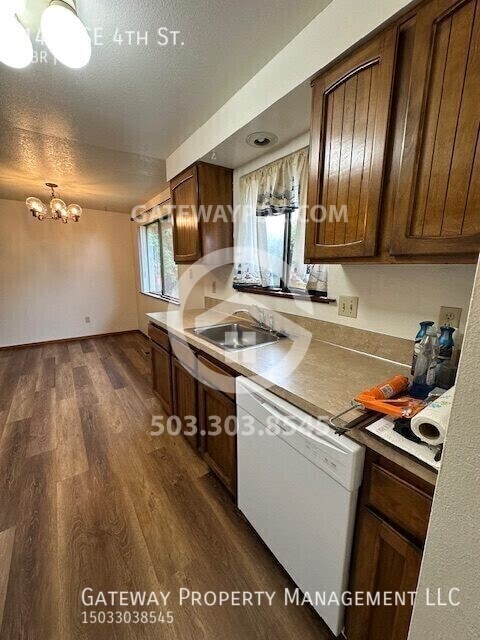 Building Photo - 1416 SE 4th St