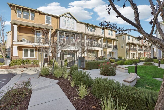 Building Photo - Beautiful Corner-Unit Townhome Near Downtown – 4 Bed | 3 baths