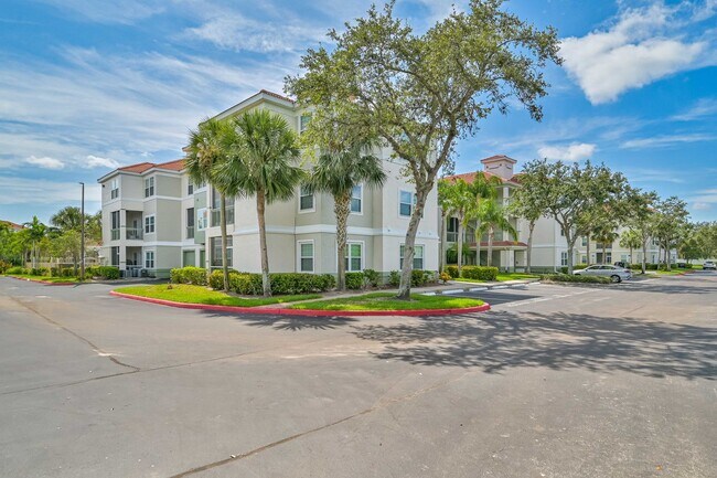 Building Photo - FIRST FLOOR CONDO ~ Walking Distance to Coconut Mall