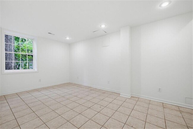 Building Photo - 445 Forest Hills Dr