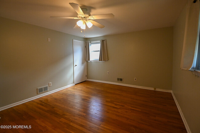 Building Photo - 904 Claridge Dr