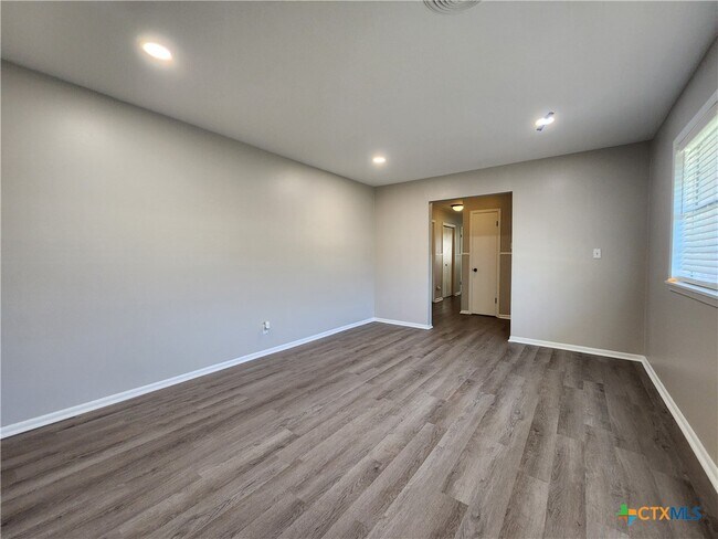 Building Photo - 273 Meadow Ave