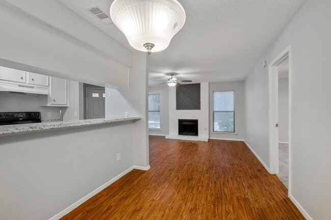 Building Photo - Cute 2 Bedroom, 2 Bath Condo in Northwest ...