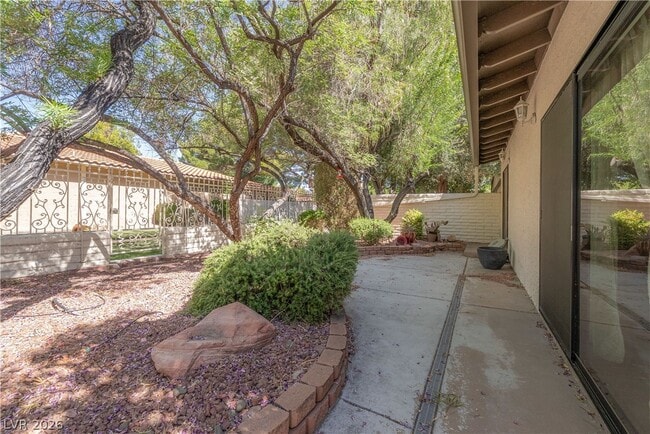 Building Photo - 2204 Plaza Del Robles