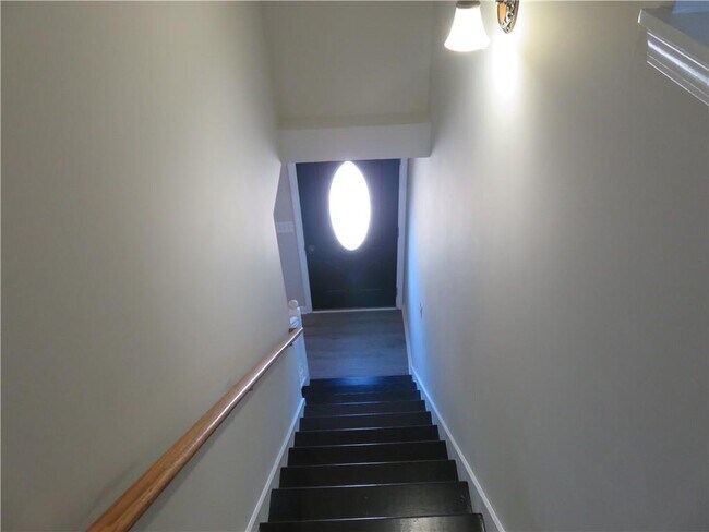 Building Photo - 204 Twin Pines Ct