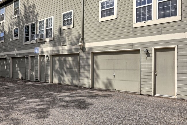 Building Photo - 3200 Azalea Dr