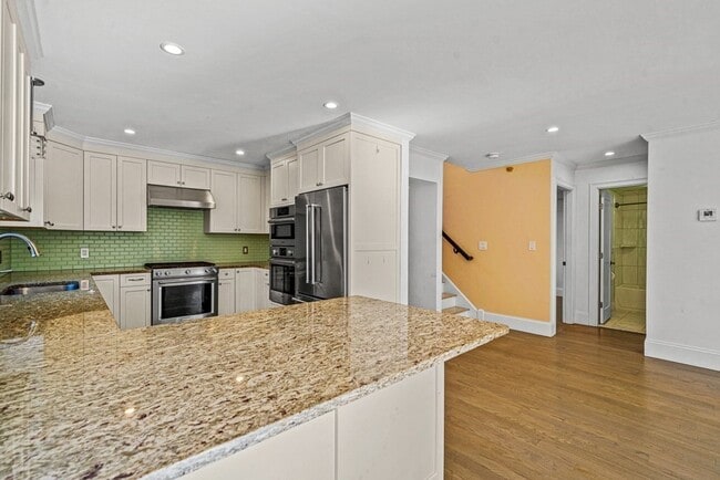 Building Photo - 10 Rockview St