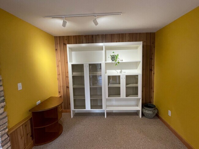 Building Photo - Lovely Furnished Honeymoon Bay Apartment!