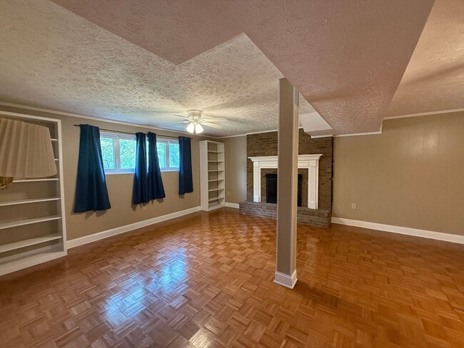 Building Photo - 3-4 bedroom 2 bath split foyer for rent