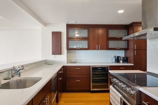 Building Photo - 975 Memorial Dr