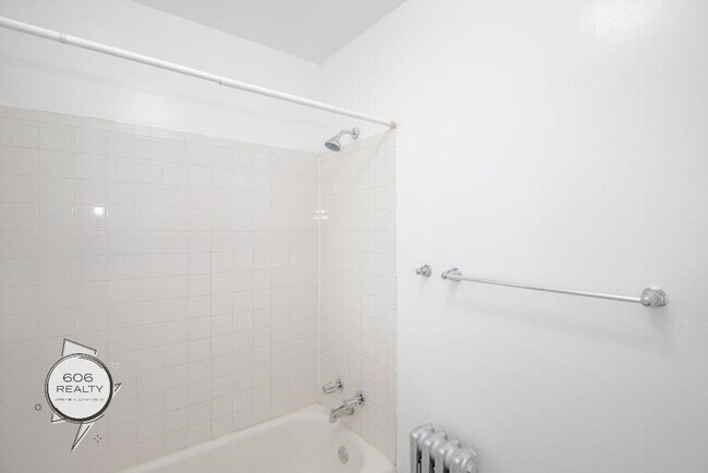 Building Photo - Bright and Sunny Cicero apartments! SPECIAL OFFER!