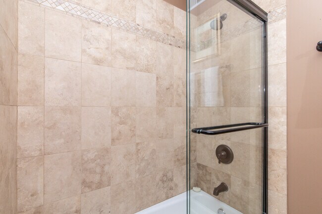 Building Photo - 1021 Peterson Ave