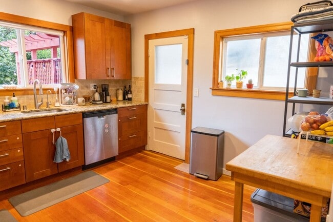 Building Photo - 4Bd/1.5Ba Seattle House