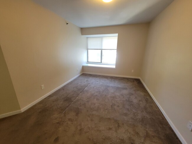 Building Photo - Immaculate 2 Bedroom, 2 Bath Top Floor Con...