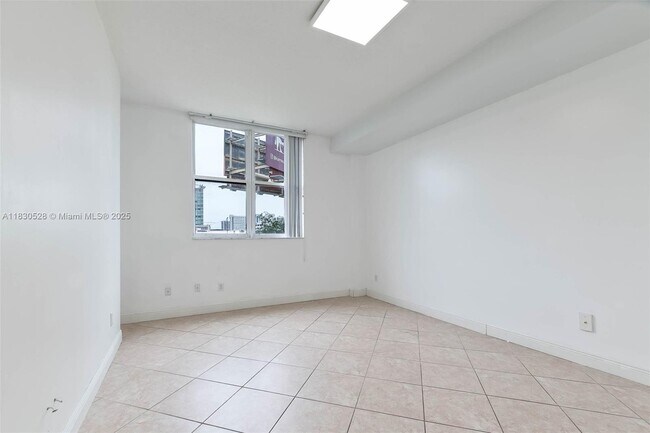 Building Photo - 1350 NW 8th Ct