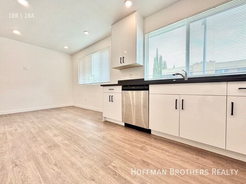 Building Photo - 1135 S Doheny Dr