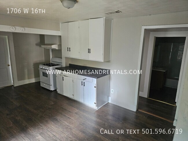 Building Photo - 1706 W 16th |$895 | 4 beds, 1 bath