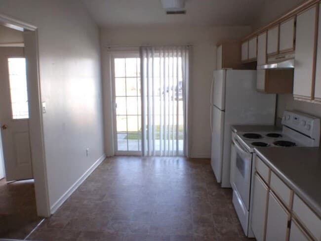 Building Photo - Spacious 2 bed 2 bath duplex, available soon!