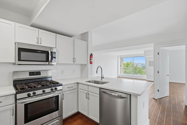Building Photo - Southwest Waterfront Condo | 1 Bed | 1 Bath | 950 Sf | Private Balcony | 1 Parking Space