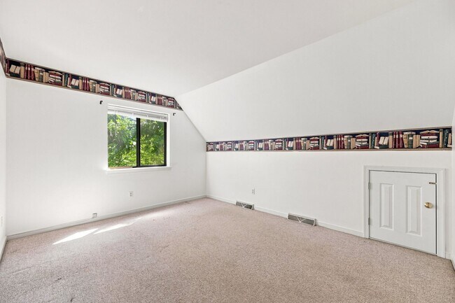 Building Photo - 322 Whispering Oaks Dr