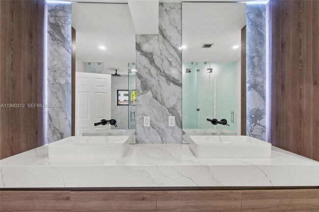 Building Photo - 116 W 1st Ct