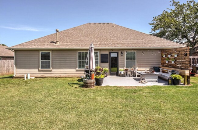 Building Photo - Prime Location! 3 bed/ 2 bath! Coming Soon!