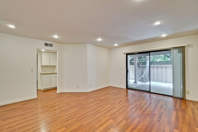 Building Photo - 2201 Monroe #505