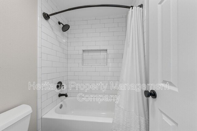 Building Photo - 640 Crest Ln