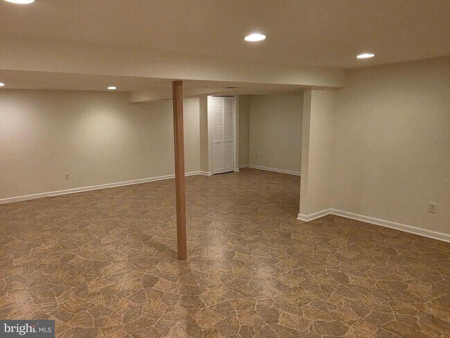 Building Photo - 4700 Red Fox Rd