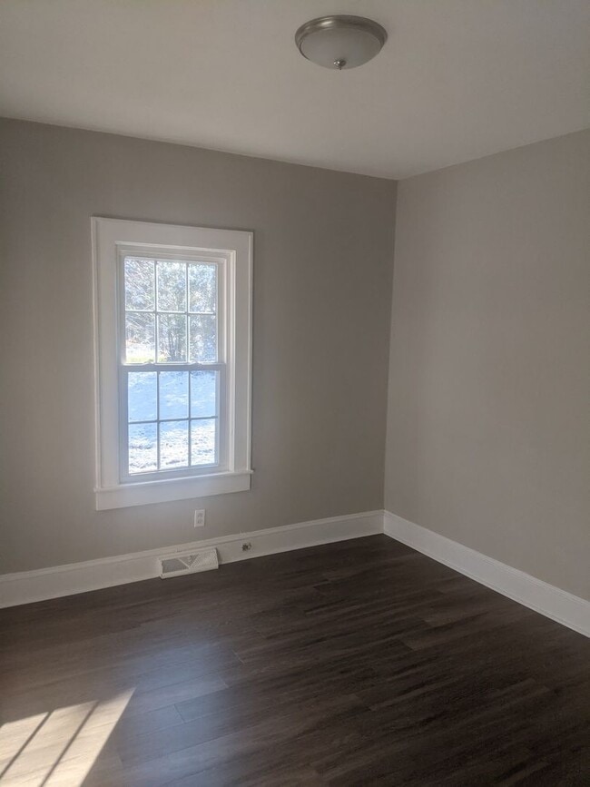 Building Photo - 3 bedroom, 1 bath house in Burlington