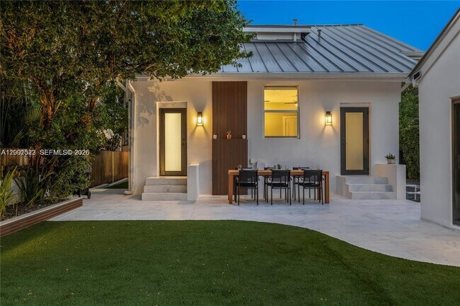 Building Photo - 320 NE 88th St