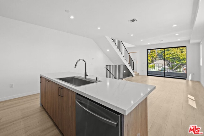 Building Photo - 2123 Cloverdale Ave