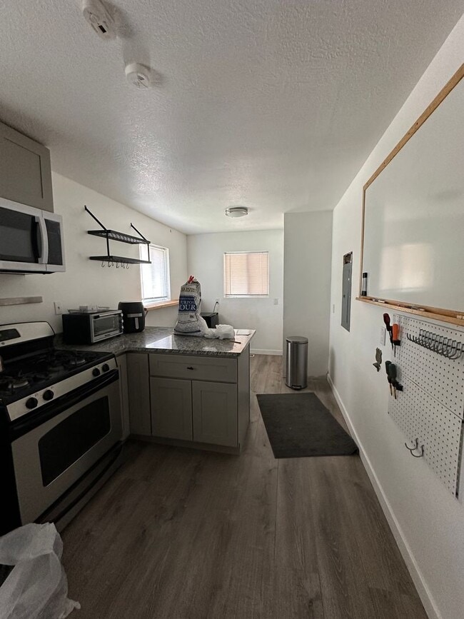 Building Photo - Charming basement apartment