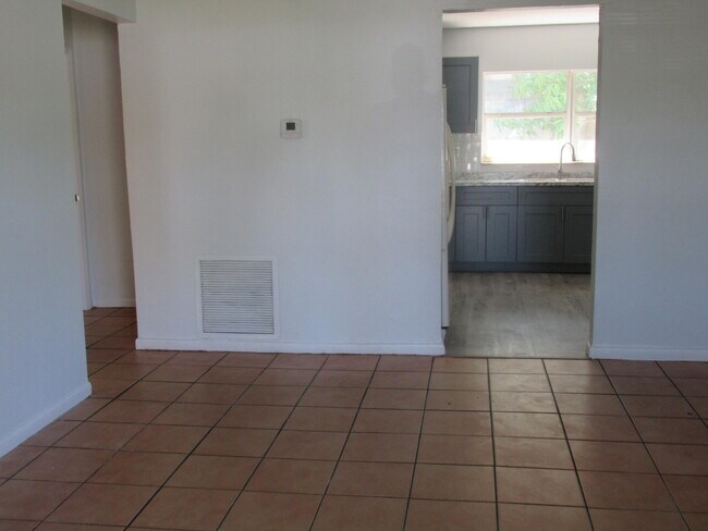 Building Photo - 1221 SW 11th Ave