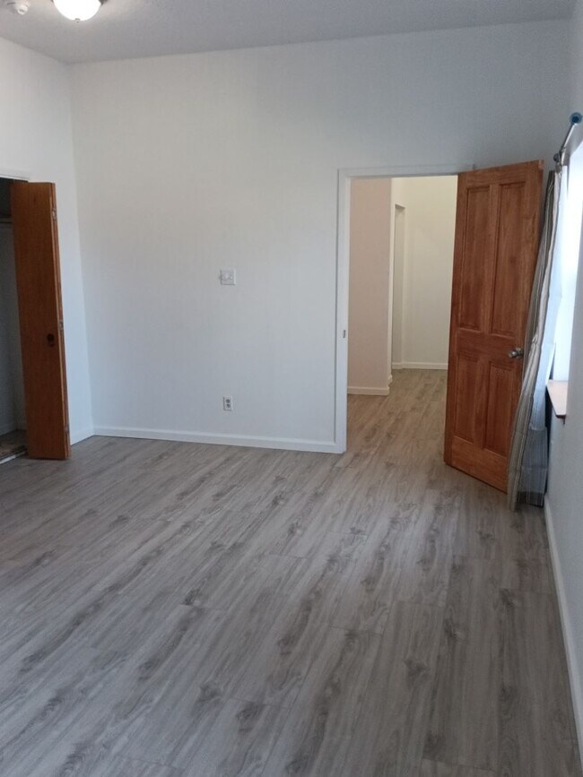 Building Photo - Charming 3-bedroom, 2-bathroom! Showings available NOW! New appliances! SPECIAL!!