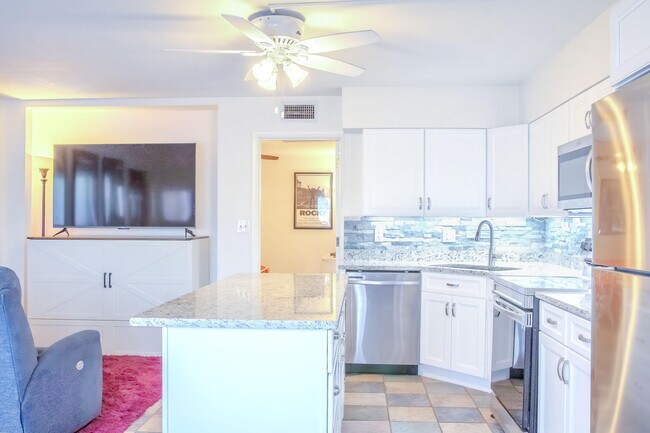 Building Photo - 11000 S Ocean Dr