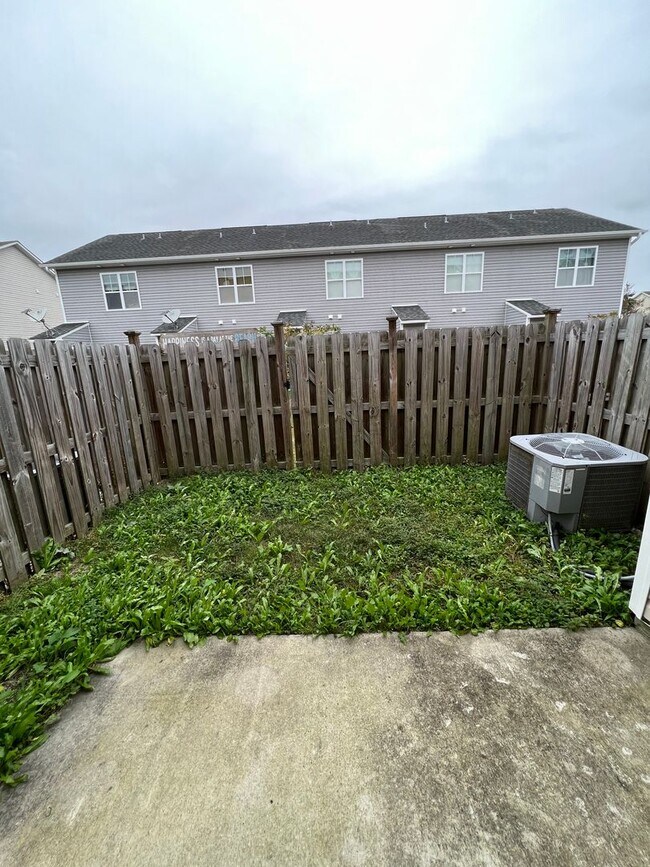 Building Photo - SAYLOR'S WATCH - 3 Bedroom Townhome in Mon...