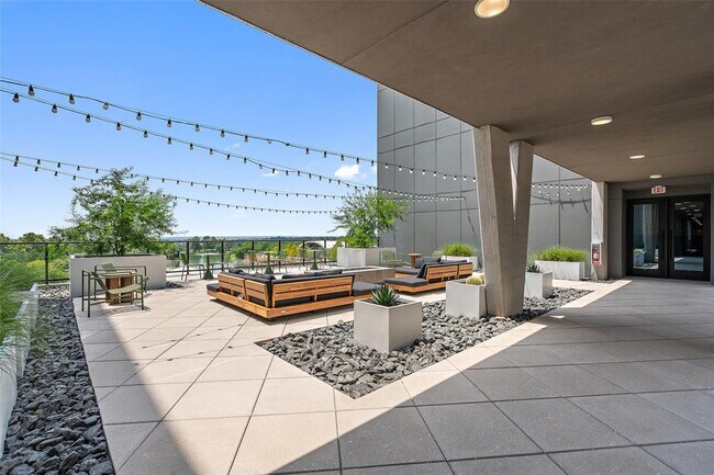 Building Photo - 1701 Simond Ave
