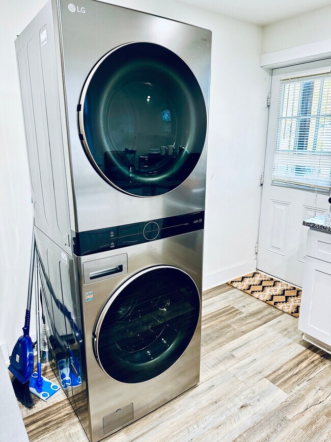 Building Photo - 115 Colonial Ave