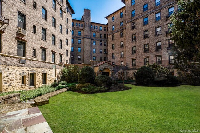 Building Photo - 14 N Chatsworth Ave