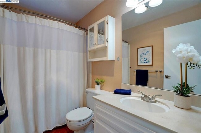 Building Photo - $2,990- GORGEOUS 2 BEDROOM CONDO IN CENTRA...
