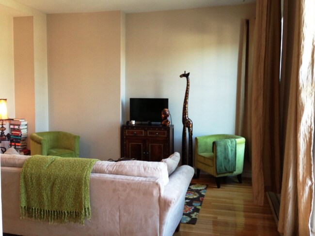 Building Photo - 156 Circular St