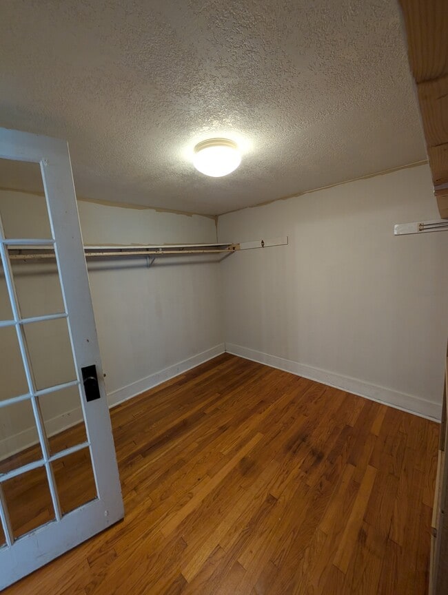 Building Photo - 214 SW Broadmoor Ave