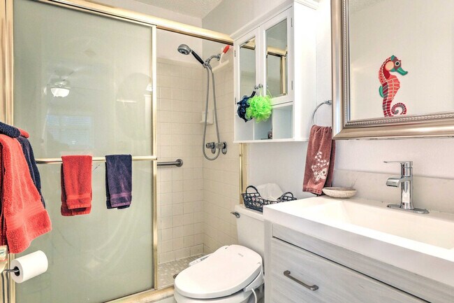 Building Photo - 572 Bellaire Dr