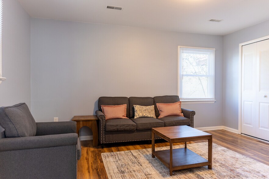 Building Photo - 412 Kingswood Ter