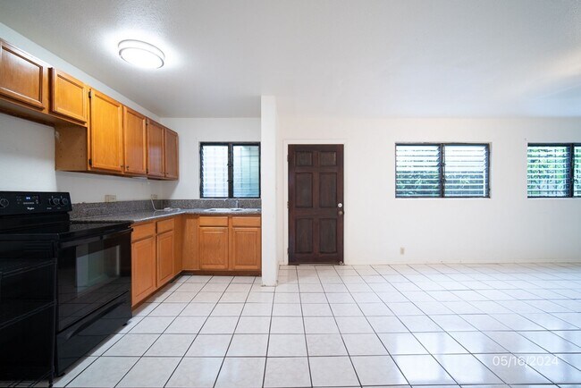 Building Photo - 2BR/1BA/2PKG(TANDEM) DOWNSTAIRS UNIT IN ALIAMANU THREE PLEX