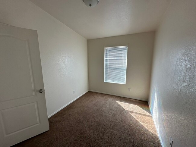 Building Photo - 3 Bed 2 Bath Duplex