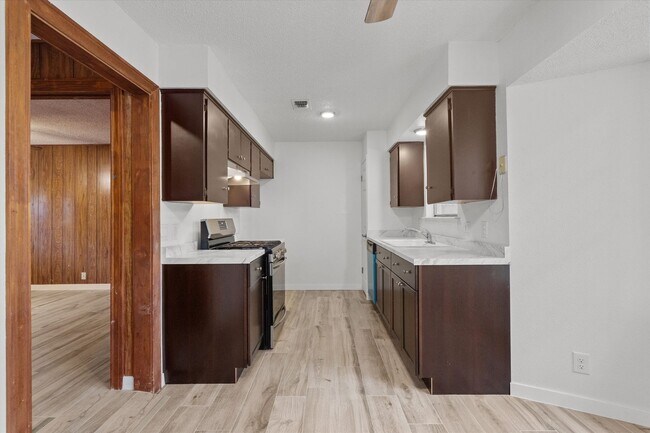 Building Photo - 703 Huntingdon Pl